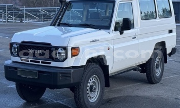 Buy Used Toyota Land Cruiser White Car in Mogadishu in Somalia