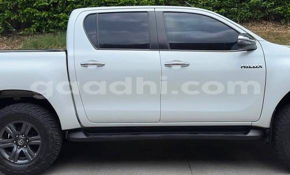 Acheter Occasion Voiture Toyota Hilux Blanc à Bandarmu'ayo, Bari Acheter Occasion Voiture Toyota Hilux Blanc à Bandarmu'ayo, Bari