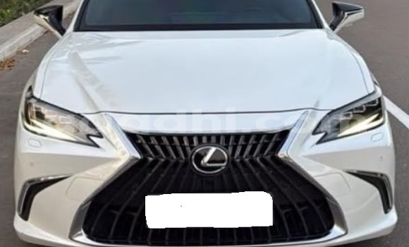 Oofamaa Lexus ES White Makiinaa iti Bandarmu'ayo keessatti Bari keessatti Oofamaa Lexus ES White Makiinaa iti Bandarmu'ayo keessatti Bari keessatti