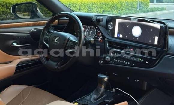 Oofamaa Lexus ES White Makiinaa iti Bandarmu'ayo keessatti Bari keessatti Oofamaa Lexus ES White Makiinaa iti Bandarmu'ayo keessatti Bari keessatti