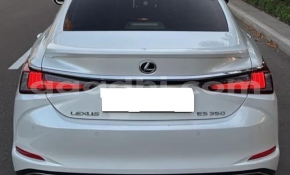 Oofamaa Lexus ES White Makiinaa iti Bandarmu'ayo keessatti Bari keessatti Oofamaa Lexus ES White Makiinaa iti Bandarmu'ayo keessatti Bari keessatti