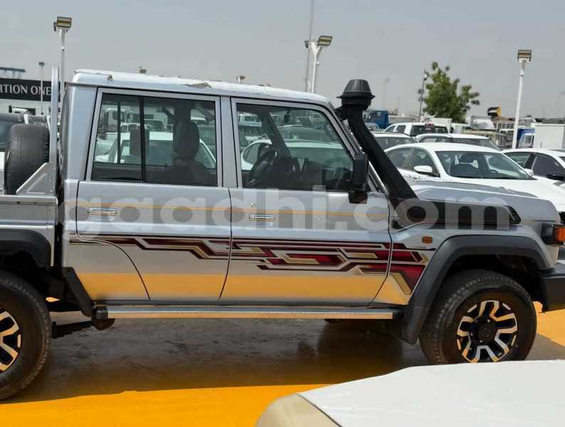 Big with watermark toyota land cruiser somalia mogadishu 6269