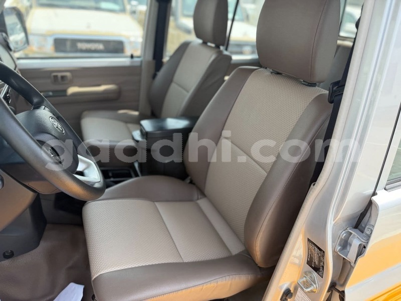 Big with watermark toyota land cruiser somalia mogadishu 6269