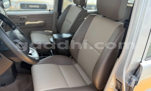Nunua Ilio tumika Toyota Land Cruiser Fedha Gari ndani ya Mogadishu nchini Somalia Nunua Ilio tumika Toyota Land Cruiser Fedha Gari ndani ya Mogadishu nchini Somalia