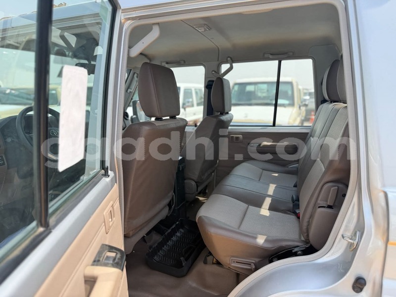 Big with watermark toyota land cruiser somalia mogadishu 6269
