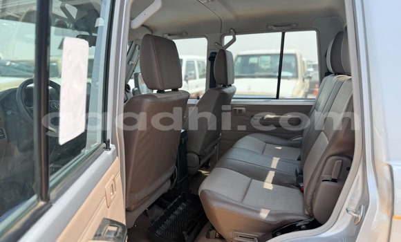Nunua Ilio tumika Toyota Land Cruiser Fedha Gari ndani ya Mogadishu nchini Somalia Nunua Ilio tumika Toyota Land Cruiser Fedha Gari ndani ya Mogadishu nchini Somalia