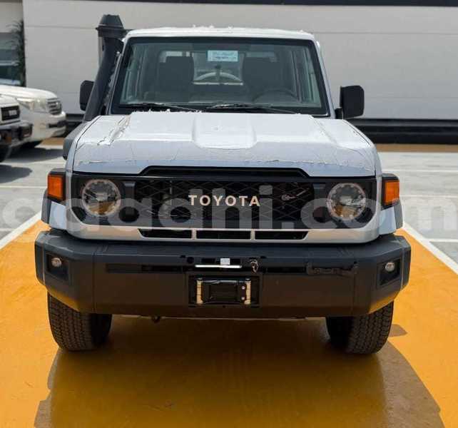 Big with watermark toyota land cruiser somalia mogadishu 6269
