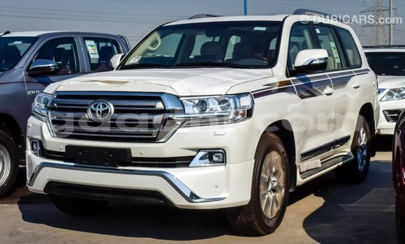 Imported Toyota Land Cruiser White Makiinaa iti Import - Dubai keessatti Somalia keessatti Imported Toyota Land Cruiser White Makiinaa iti Import - Dubai keessatti Somalia keessatti