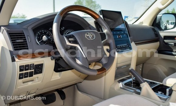 Imported Toyota Land Cruiser White Makiinaa iti Import - Dubai keessatti Somalia keessatti Imported Toyota Land Cruiser White Makiinaa iti Import - Dubai keessatti Somalia keessatti