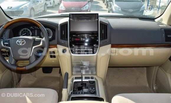 Imported Toyota Land Cruiser White Makiinaa iti Import - Dubai keessatti Somalia keessatti Imported Toyota Land Cruiser White Makiinaa iti Import - Dubai keessatti Somalia keessatti