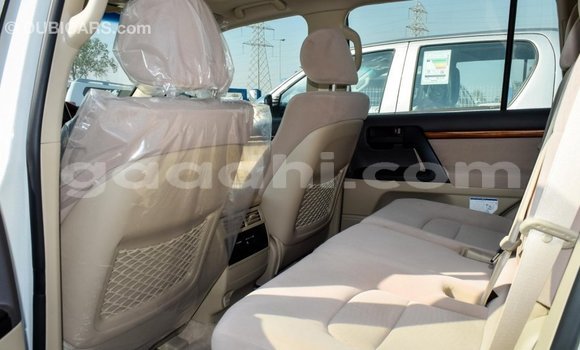 Imported Toyota Land Cruiser White Makiinaa iti Import - Dubai keessatti Somalia keessatti Imported Toyota Land Cruiser White Makiinaa iti Import - Dubai keessatti Somalia keessatti
