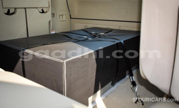 Imported Toyota Land Cruiser White Makiinaa iti Import - Dubai keessatti Somalia keessatti Imported Toyota Land Cruiser White Makiinaa iti Import - Dubai keessatti Somalia keessatti