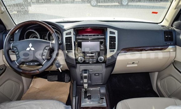 Imported Mitsubishi Pajero White Makiinaa iti Import - Dubai keessatti Somalia keessatti Imported Mitsubishi Pajero White Makiinaa iti Import - Dubai keessatti Somalia keessatti