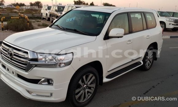 ይግዙ Imported Toyota Land Cruiser ነጭ መኪና በ Import - Dubai በ ሶማሊያ ይግዙ Imported Toyota Land Cruiser ነጭ መኪና በ Import - Dubai በ ሶማሊያ