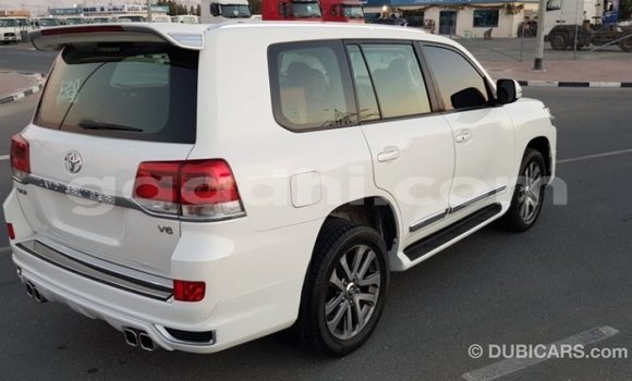 ይግዙ Imported Toyota Land Cruiser ነጭ መኪና በ Import - Dubai በ ሶማሊያ ይግዙ Imported Toyota Land Cruiser ነጭ መኪና በ Import - Dubai በ ሶማሊያ