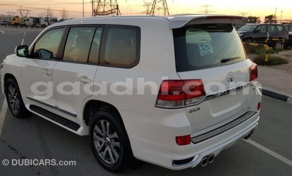 ይግዙ Imported Toyota Land Cruiser ነጭ መኪና በ Import - Dubai በ ሶማሊያ ይግዙ Imported Toyota Land Cruiser ነጭ መኪና በ Import - Dubai በ ሶማሊያ