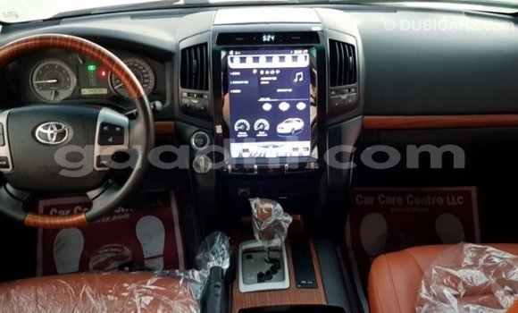 ይግዙ Imported Toyota Land Cruiser ነጭ መኪና በ Import - Dubai በ ሶማሊያ ይግዙ Imported Toyota Land Cruiser ነጭ መኪና በ Import - Dubai በ ሶማሊያ