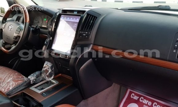 ይግዙ Imported Toyota Land Cruiser ነጭ መኪና በ Import - Dubai በ ሶማሊያ ይግዙ Imported Toyota Land Cruiser ነጭ መኪና በ Import - Dubai በ ሶማሊያ
