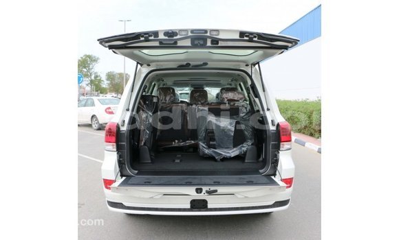 Nunua Imported Toyota Land Cruiser Nyeupe Gari ndani ya Import - Dubai nchini Somalia Nunua Imported Toyota Land Cruiser Nyeupe Gari ndani ya Import - Dubai nchini Somalia