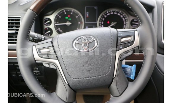 Nunua Imported Toyota Land Cruiser Nyeupe Gari ndani ya Import - Dubai nchini Somalia Nunua Imported Toyota Land Cruiser Nyeupe Gari ndani ya Import - Dubai nchini Somalia