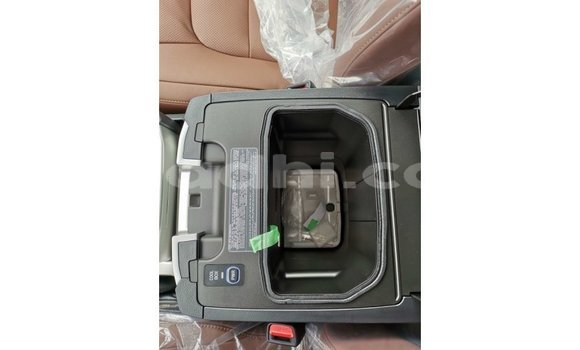 Nunua Imported Toyota Land Cruiser Nyeupe Gari ndani ya Import - Dubai nchini Somalia Nunua Imported Toyota Land Cruiser Nyeupe Gari ndani ya Import - Dubai nchini Somalia