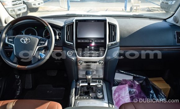 Acheter Import Voiture Toyota Land Cruiser Blanc à Import - Dubai, Somalie Acheter Import Voiture Toyota Land Cruiser Blanc à Import - Dubai, Somalie
