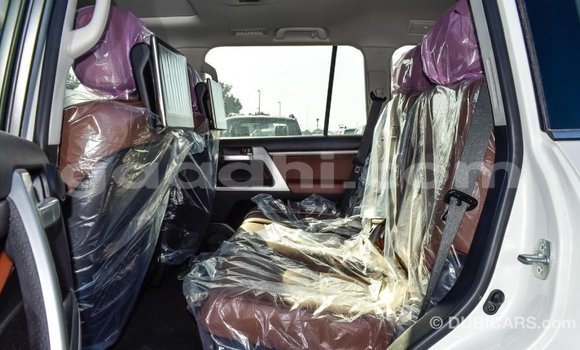 Acheter Import Voiture Toyota Land Cruiser Blanc à Import - Dubai, Somalie Acheter Import Voiture Toyota Land Cruiser Blanc à Import - Dubai, Somalie