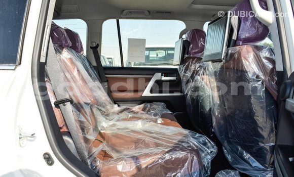 Acheter Import Voiture Toyota Land Cruiser Blanc à Import - Dubai, Somalie Acheter Import Voiture Toyota Land Cruiser Blanc à Import - Dubai, Somalie