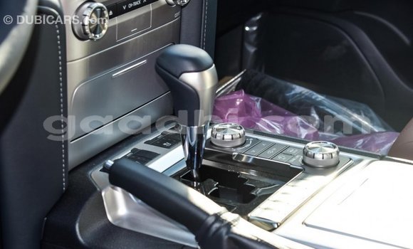 Acheter Import Voiture Toyota Land Cruiser Blanc à Import - Dubai, Somalie Acheter Import Voiture Toyota Land Cruiser Blanc à Import - Dubai, Somalie