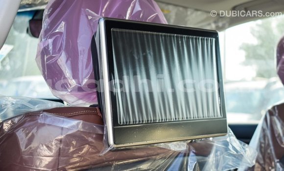 Acheter Import Voiture Toyota Land Cruiser Blanc à Import - Dubai, Somalie Acheter Import Voiture Toyota Land Cruiser Blanc à Import - Dubai, Somalie