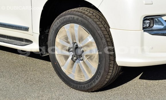 Acheter Import Voiture Toyota Land Cruiser Blanc à Import - Dubai, Somalie Acheter Import Voiture Toyota Land Cruiser Blanc à Import - Dubai, Somalie