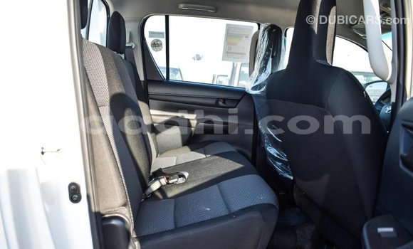 Acheter Import Voiture Toyota Hilux Blanc à Import - Dubai, Somalie Acheter Import Voiture Toyota Hilux Blanc à Import - Dubai, Somalie