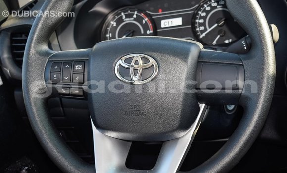 Acheter Import Voiture Toyota Hilux Blanc à Import - Dubai, Somalie Acheter Import Voiture Toyota Hilux Blanc à Import - Dubai, Somalie