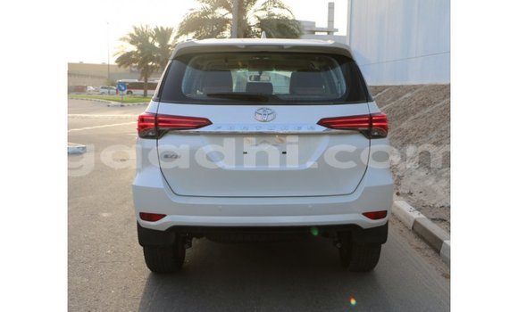 Nunua Imported Toyota Fortuner Nyeusi Gari ndani ya Import - Dubai nchini Somalia Nunua Imported Toyota Fortuner Nyeusi Gari ndani ya Import - Dubai nchini Somalia