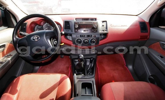 Acheter Import Voiture Toyota Hilux Rouge à Import - Dubai, Somalie Acheter Import Voiture Toyota Hilux Rouge à Import - Dubai, Somalie