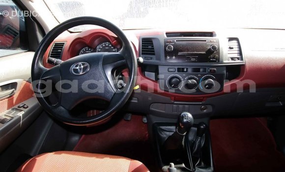 Acheter Import Voiture Toyota Hilux Rouge à Import - Dubai, Somalie Acheter Import Voiture Toyota Hilux Rouge à Import - Dubai, Somalie