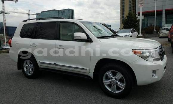 Oofamaa Toyota Land Cruiser White Makiinaa iti Iskushuban keessatti Bari keessatti Oofamaa Toyota Land Cruiser White Makiinaa iti Iskushuban keessatti Bari keessatti