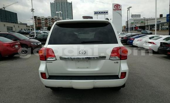 Oofamaa Toyota Land Cruiser White Makiinaa iti Iskushuban keessatti Bari keessatti Oofamaa Toyota Land Cruiser White Makiinaa iti Iskushuban keessatti Bari keessatti