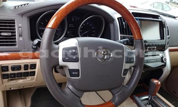 Oofamaa Toyota Land Cruiser White Makiinaa iti Iskushuban keessatti Bari keessatti Oofamaa Toyota Land Cruiser White Makiinaa iti Iskushuban keessatti Bari keessatti