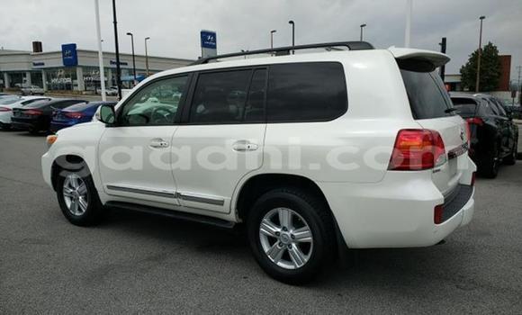 Oofamaa Toyota Land Cruiser White Makiinaa iti Iskushuban keessatti Bari keessatti Oofamaa Toyota Land Cruiser White Makiinaa iti Iskushuban keessatti Bari keessatti