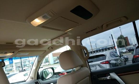 Oofamaa Toyota Land Cruiser White Makiinaa iti Iskushuban keessatti Bari keessatti Oofamaa Toyota Land Cruiser White Makiinaa iti Iskushuban keessatti Bari keessatti