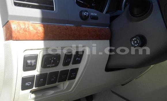 Oofamaa Toyota Land Cruiser White Makiinaa iti Iskushuban keessatti Bari keessatti Oofamaa Toyota Land Cruiser White Makiinaa iti Iskushuban keessatti Bari keessatti