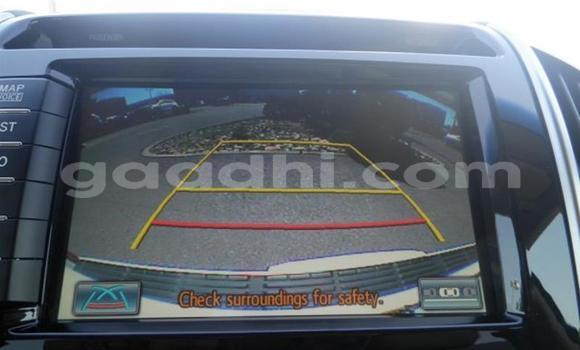 Oofamaa Toyota Land Cruiser White Makiinaa iti Iskushuban keessatti Bari keessatti Oofamaa Toyota Land Cruiser White Makiinaa iti Iskushuban keessatti Bari keessatti