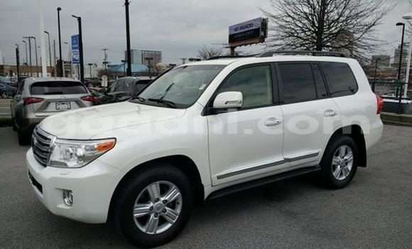 Oofamaa Toyota Land Cruiser White Makiinaa iti Iskushuban keessatti Bari keessatti Oofamaa Toyota Land Cruiser White Makiinaa iti Iskushuban keessatti Bari keessatti