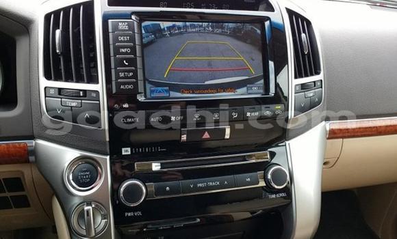 Oofamaa Toyota Land Cruiser White Makiinaa iti Iskushuban keessatti Bari keessatti Oofamaa Toyota Land Cruiser White Makiinaa iti Iskushuban keessatti Bari keessatti