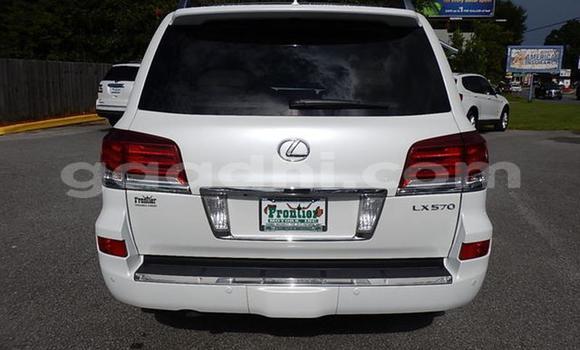 Oofamaa Lexus LX 570 White Makiinaa iti Bandarmu'ayo keessatti Bari keessatti Oofamaa Lexus LX 570 White Makiinaa iti Bandarmu'ayo keessatti Bari keessatti