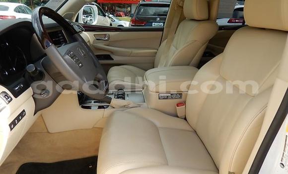 Oofamaa Lexus LX 570 White Makiinaa iti Bandarmu'ayo keessatti Bari keessatti Oofamaa Lexus LX 570 White Makiinaa iti Bandarmu'ayo keessatti Bari keessatti