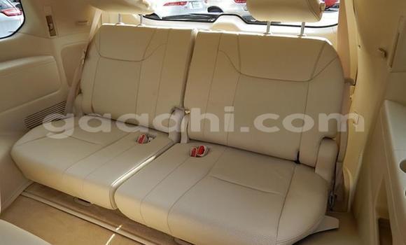 Oofamaa Lexus LX 570 White Makiinaa iti Bandarmu'ayo keessatti Bari keessatti Oofamaa Lexus LX 570 White Makiinaa iti Bandarmu'ayo keessatti Bari keessatti