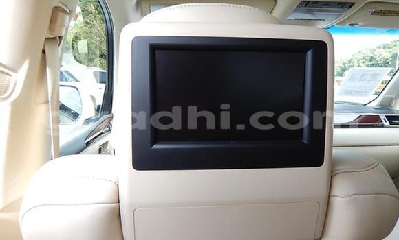 Oofamaa Lexus LX 570 White Makiinaa iti Bandarmu'ayo keessatti Bari keessatti Oofamaa Lexus LX 570 White Makiinaa iti Bandarmu'ayo keessatti Bari keessatti