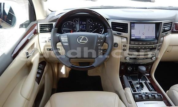Oofamaa Lexus LX 570 White Makiinaa iti Bandarmu'ayo keessatti Bari keessatti Oofamaa Lexus LX 570 White Makiinaa iti Bandarmu'ayo keessatti Bari keessatti
